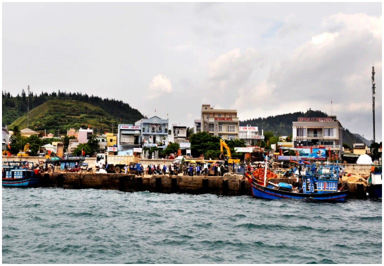 Chợ hải sản Lý Sơn tấp nập tiểu thương và khách du lịch mua bán. 