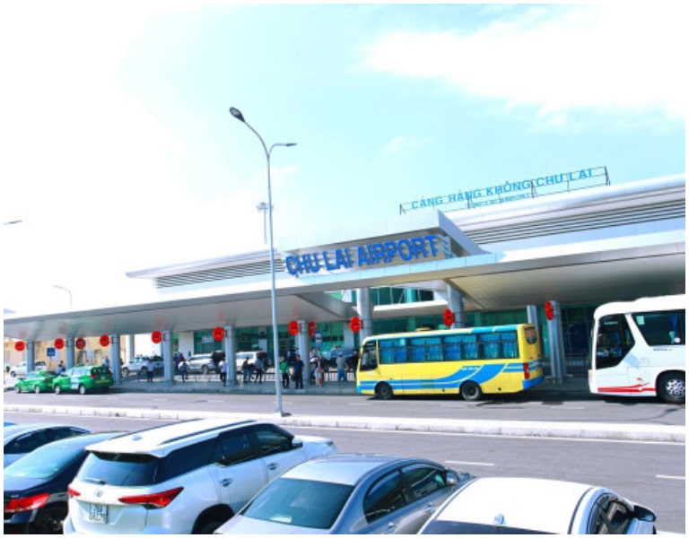 Xe tour du lịch Lý Sơn chờ đón du khách tại cổng chính sân bay Chu Lai.