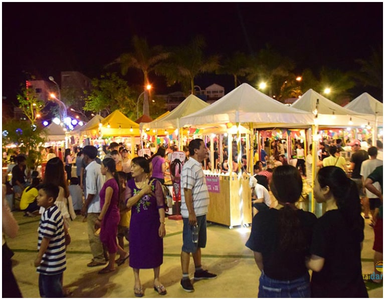 Chợ đêm Lý Sơn mở cửa từ 18h00 - 22h00 hàng ngày. 