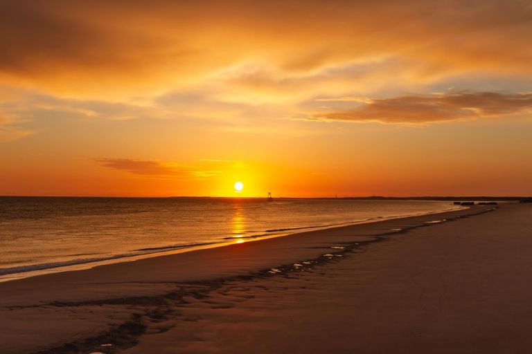 Ngắm bình minh trên bãi biển Quan Lạn là một trong những hoạt động du khách không nên bỏ lỡ khi du lịch trên hòn đảo này 