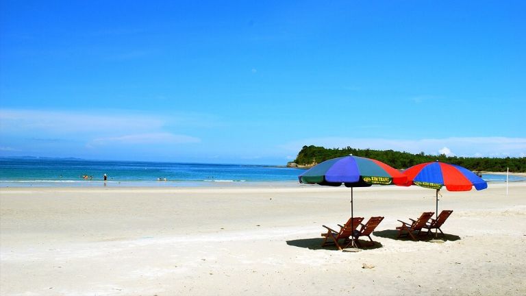 Bãi biển Minh Châu được ví như viên ngọc trắng trên đảo Quan Lạn bởi nơi đây sở hữu bãi cát trắng và mặt biển xanh rì