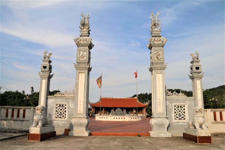 Đền Trần Khánh Dư được xây dựng rất khang trang với diện tích sảnh cực rộng