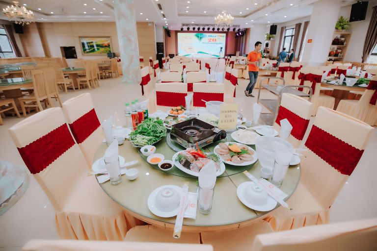 Bạn sẽ thưởng thức bữa trưa trong một không gian sang trọng với các món ăn từ hải sản tươi ngon