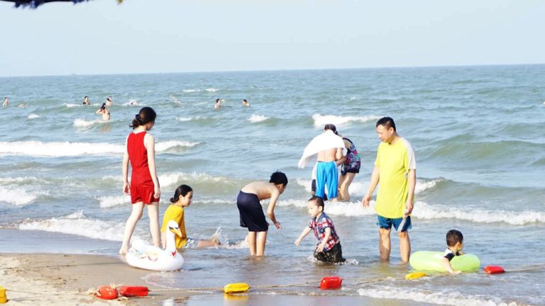 Với độ mặn và nhiệt độ thích hợp thì biển Sầm Sơn rất có lợi cho sức khỏe 