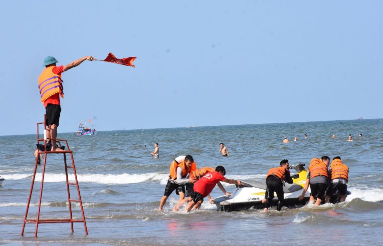 Đội cứu hộ sẽ có mặt nếu có trường hợp khẩn cấp diễn ra khi du khách tắm biển Sầm Sơn 