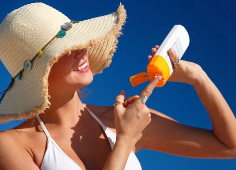 Mũ, kính và kem chống nắng là những đồ dùng cần thiết tại Tour du lịch Sầm Sơn 1 ngày