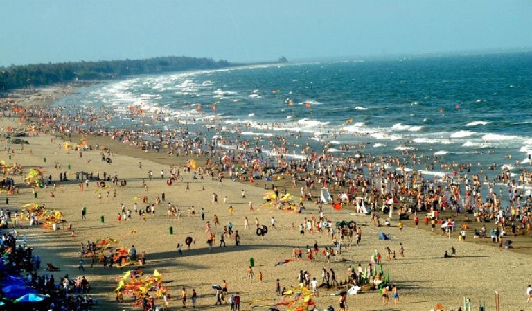 Bãi biển Sầm Sơn luôn đông khách du lịch mỗi khi hè đến 