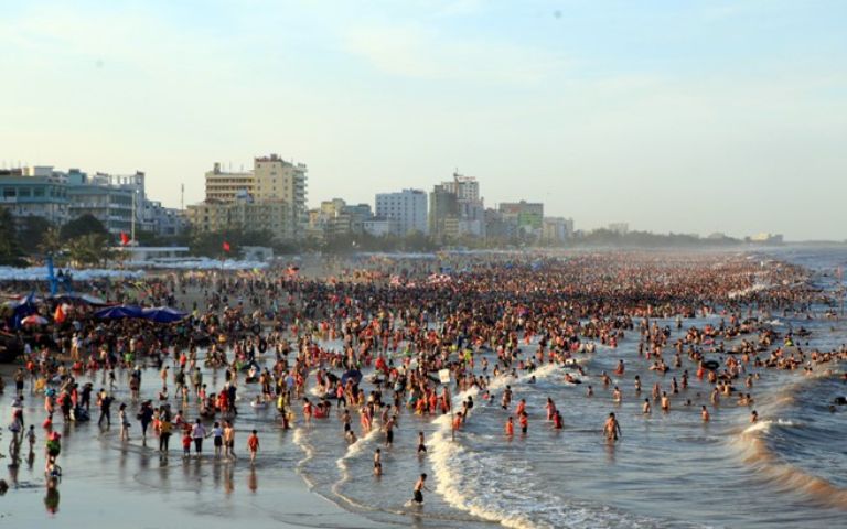 Bãi tắm A luôn đông đúc khách du lịch đến vui chơi, tắm biển