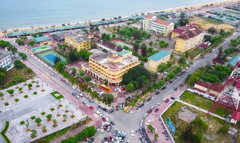 Thị Trấn Cẩm Xuyên nằm phía Đông Nam tỉnh Hà Tĩnh đang là một tâm điểm du lịch màu hè này của nhiều du khách