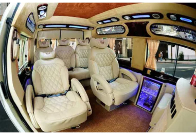 Thiết kế ghế ngồi rộng rãi, bọc đệm êm ái trên xe limousine
