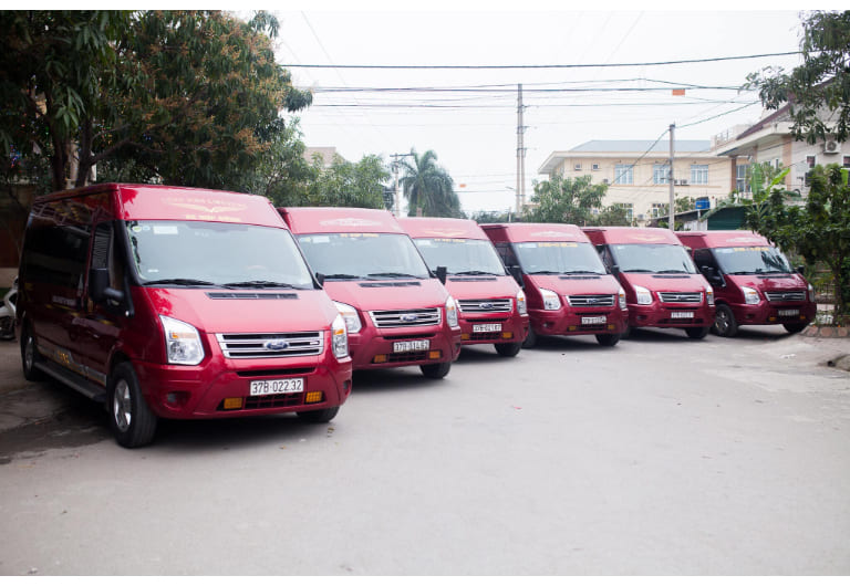 Dàn xe Ford Transit thuộc nhà xe Hồng Vinh vận chuyển hành khách đi xe limousine Hà Nội Sầm Sơn.