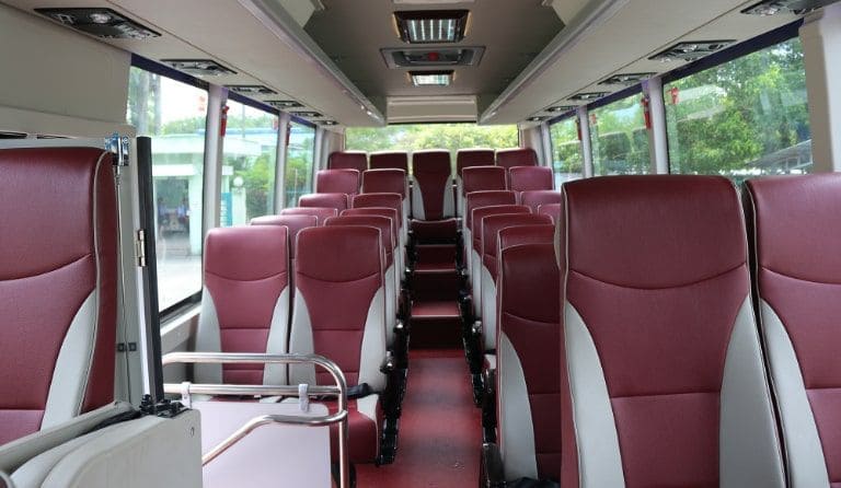 Ghế sofa của hãng xe khách Hà Nội Vũ Thư này được bọc da đỏ trắng cực sang trọng và sạch sẽ