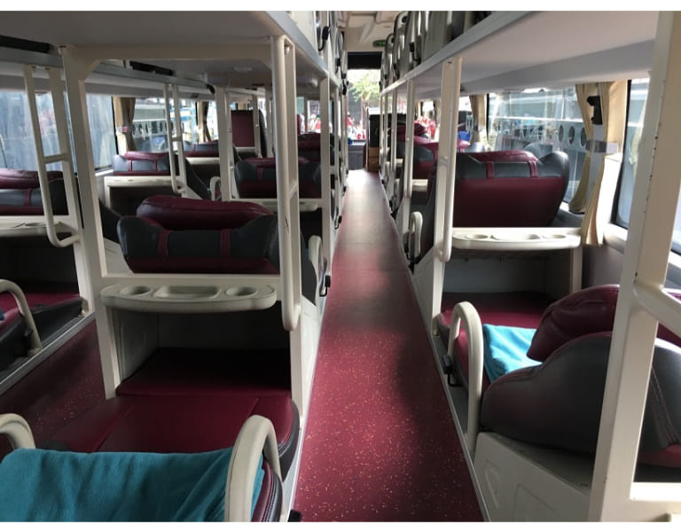 Giường nằm xe khách Thuận Ý được bọc lớp đệm êm ái, cao cấp mang đến trải nghiệm tuyệt vời nhất cho khách hàng.