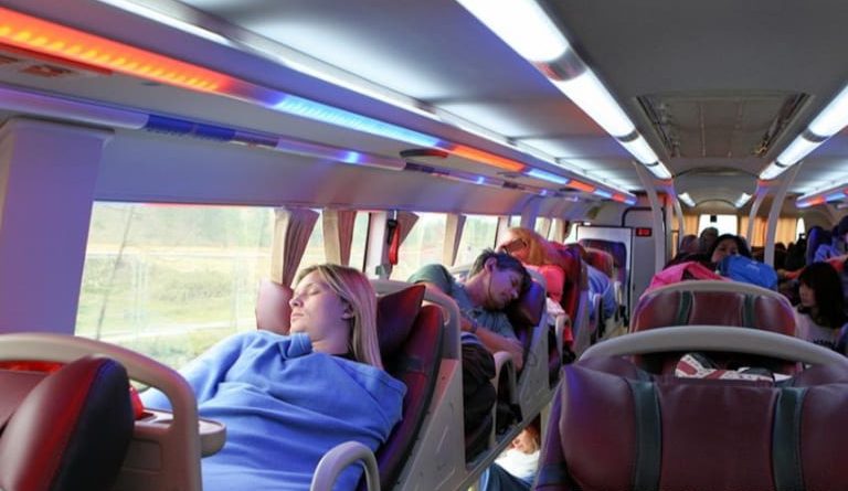 Hành khách ngủ ngon lành trên xe Thiên Ý vì xe có hệ thống hỗ trợ giảm sóc, giảm rung lắc hiệu quả nên vận hành rất êm.