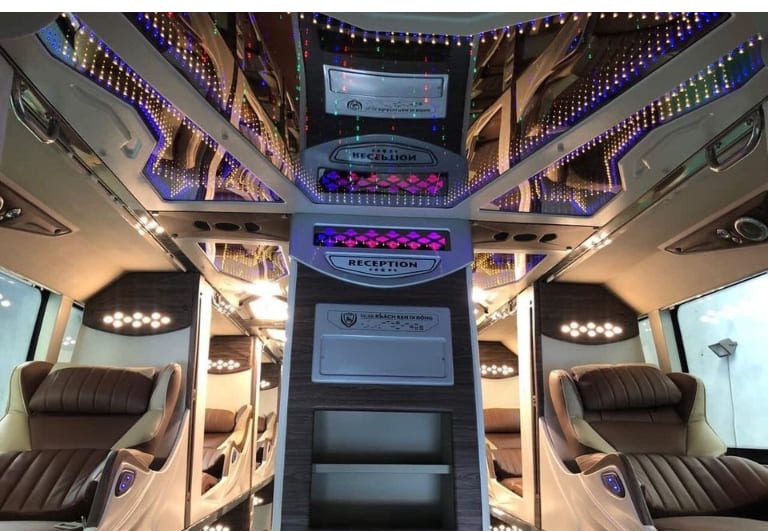 Không gian xe khách Thiên Trung sang trọng, tinh tế, được trang trí bởi dàn đèn LED đa sắc nổi bật đầy ấn tượng. 