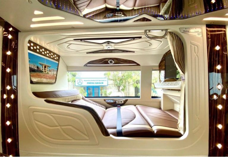 Giường nằm trên xe limousine 20 phòng VIP của Long Vân có diện tích sử dụng gấp đôi các mẫu xe thông thường.