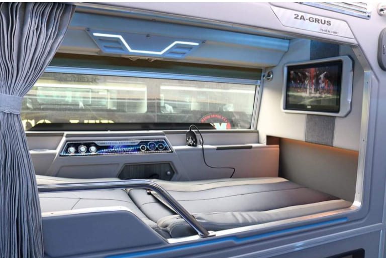 Xe limousine 20 phòng VIP của Hiệp Giang được  lắp đặt đầy đủ tiện nghi cơ bản, mang đến cho khách hàng trải nghiệm “trên xe cũng như ở nhà”. 