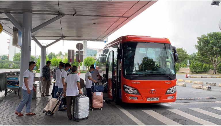 Hành khách thành phố Biên Hòa xếp hàng lên xe Phượng Hoàng đi Hà Nội. 