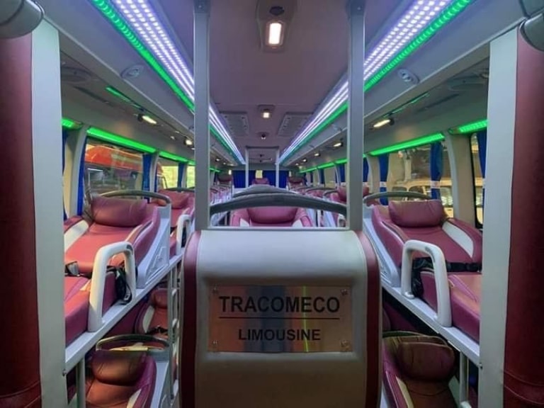 Nội thất xe khách Hà Nội Biên Hòa lắp đặt hệ thống ghế da, dễ dàng gập, ngả, mang lại trải nghiệm thoải mái cho người dùng