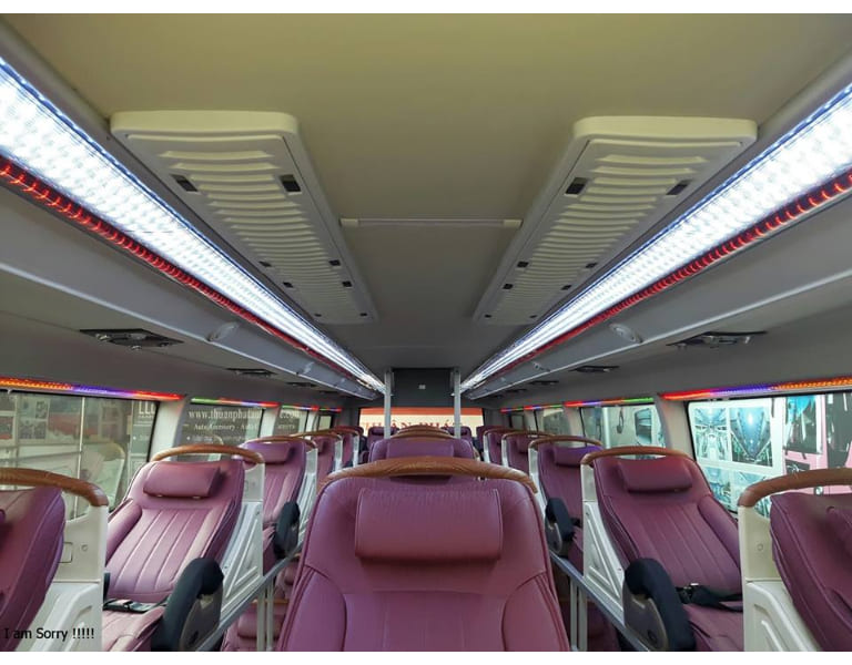 Hệ thống đèn LED trên xe khách Hà Nội Cẩm Mỹ cung cấp đầy đủ nguồn sáng cho hành khách khi xe chạy đêm. 