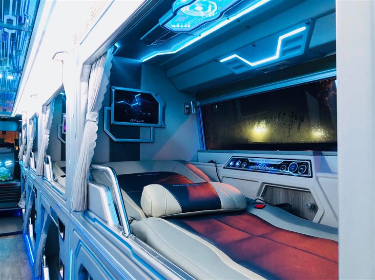 Không gian nghỉ ngơi tại các cabin riêng biệt của xe Limousine Hải Bình đã đem đến cho khách hàng sự thoải mái, riêng tư tuyệt đối. 