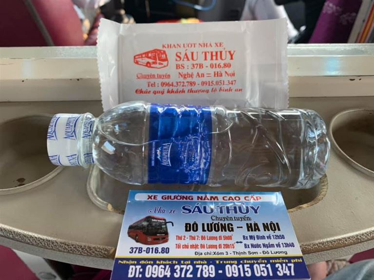 Sáu Thuỷ cung cấp khăn lạnh và nước suối cho khách hàng trong chuyến xe khách Hà Nội Đô Lương.