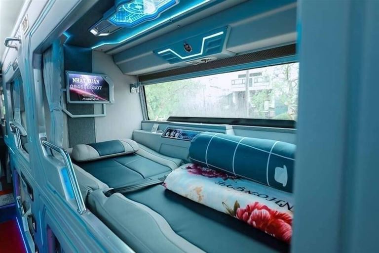 Cabin tại xe Nhật Tuấn có đầy đủ giường nằm êm ái kèm theo gối nằm, gối ôm và chăn lạnh