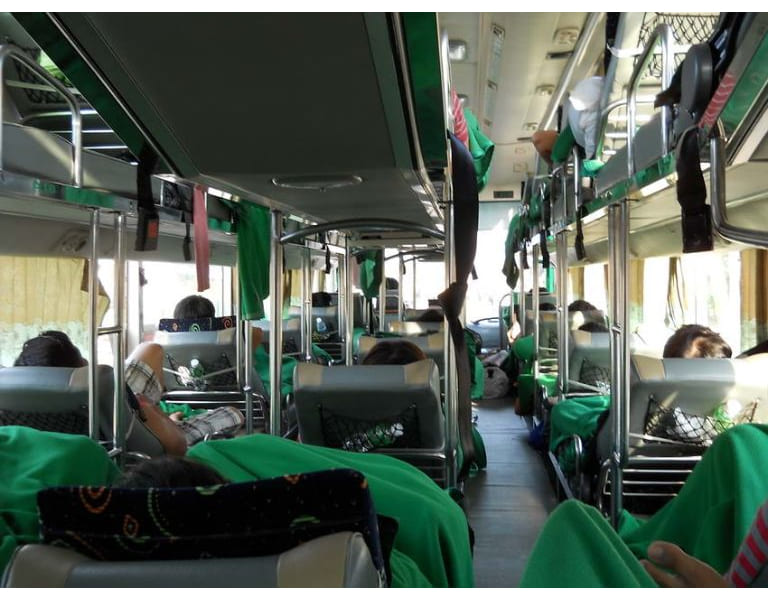 Khoang hành khách xe khách Mai Linh được trang bị đầy đủ bộ chăn – ga – gối – đệm sạch sẽ, thơm tho.