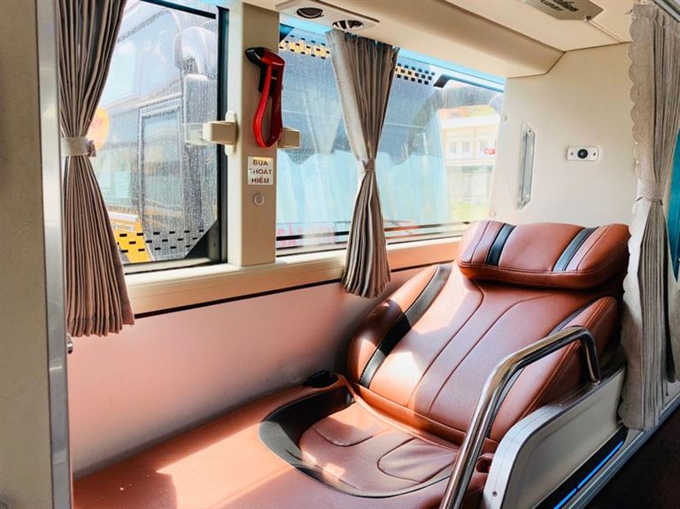 Giường nằm trên xe khách Hà Nội Đồng Xoài có diện tích sử dụng lớn, giúp bạn có thể duỗi chân, vươn người thoải mái.