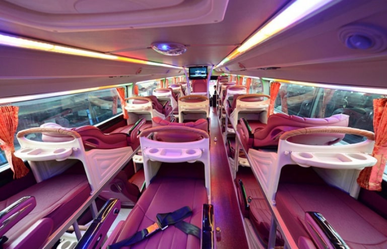 Nội thất xe khách giường nằm 40 chỗ có thiết kế đề cao tính tiện lợi và thoải mái cho cả hành khách và lái xe.
