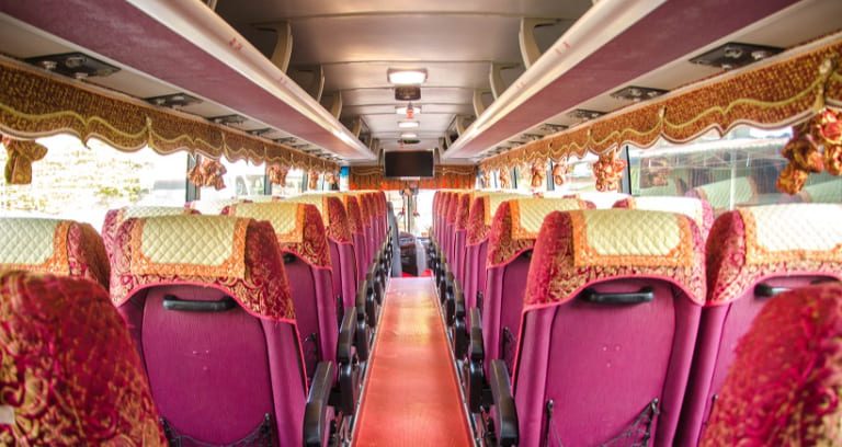 Hành lang giữa hai dãy ghế được thiết kế đủ rộng để hành khách kèm hành lý di chuyển thoải mái trên xe khách Hà Nội Kim Sơn.