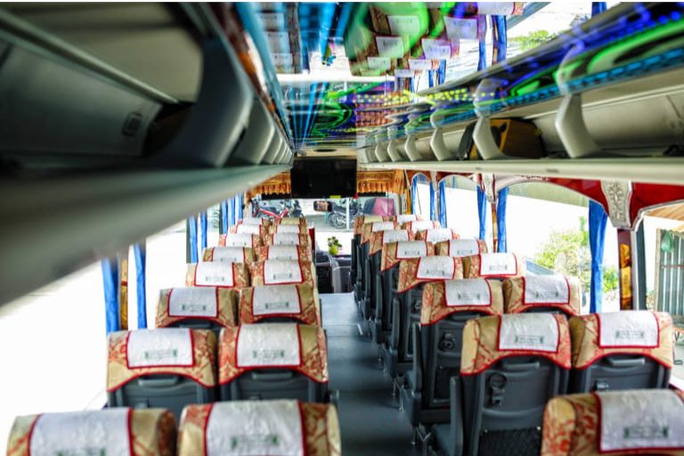 Nội thất hiện đại, đa dạng tiện ích đời mới phục vụ nhu cầu giải trí của khách hàng đi xe khách Hà Nội Kim Sơn.