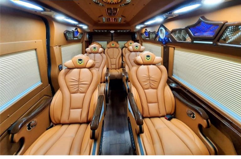 Khoang nội thất xe limousine Hà Nội Móng Cái Quảng Ninh có thiết kế khoa học, rộng rãi và tiện nghi.
