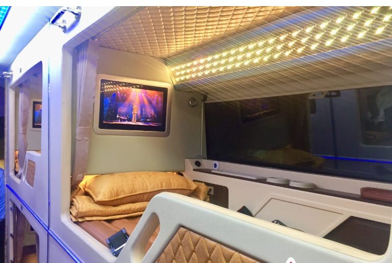 Phòng nghỉ được Sao Nghệ Limousine trang bị đầy đủ tiện ích như TV, tai nghe, đèn led,...