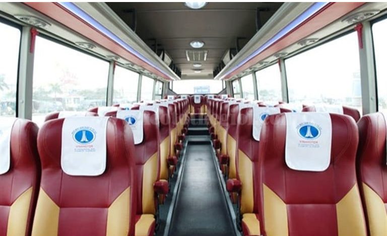 Lối đi giữa hai dãy ghế được thiết kế rộng rãi, tạo điều kiện thuận lợi khi khách hàng di chuyển trên xe.