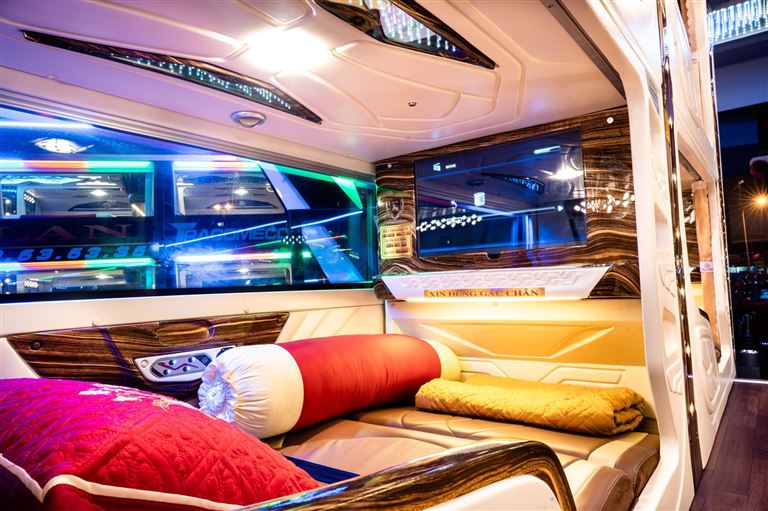 Du khách sẽ được nghỉ ngơi hoàn toàn thoải mái, riêng tư trên xe limousine Đức Lan và tận hưởng những tiện ích hấp dẫn. 
