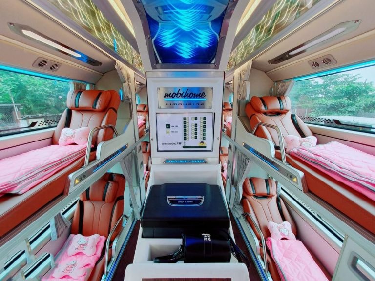Xe giường nằm được trang bị đầy đủ các tiện nghi nhằm đáp ứng đủ các yêu cầu cơ bản của hành khách trên những chuyến đi đường dài.