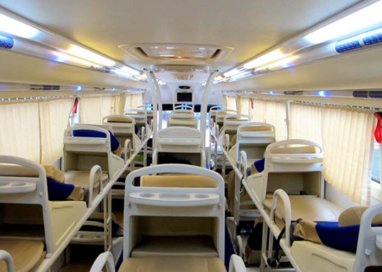 Xe khách Hà Nội Tân Phú của Hoàng Long có hệ thống giường nằm được thiết kế khoa học, chắc chắn, được trải đệm êm và có sẵn chăn gối.