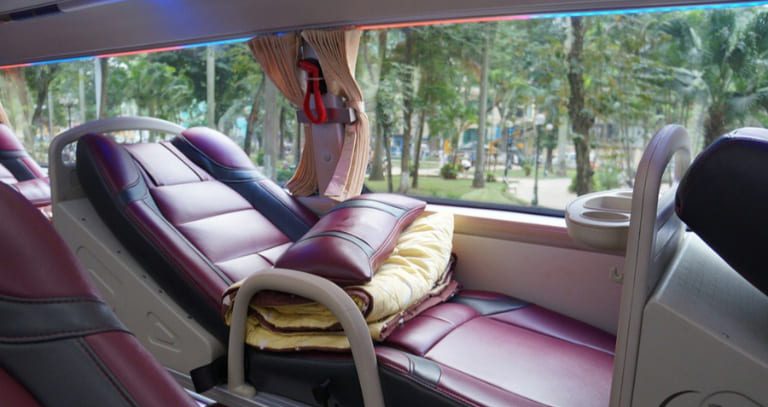 Giường nằm kích thước lớn, kiểu dáng thiết kế đặc biệt, lót đệm mút dày dặn giúp khách hàng có tư thế thoải mái khi đi xe khách Hà Nội Biên Hòa. 