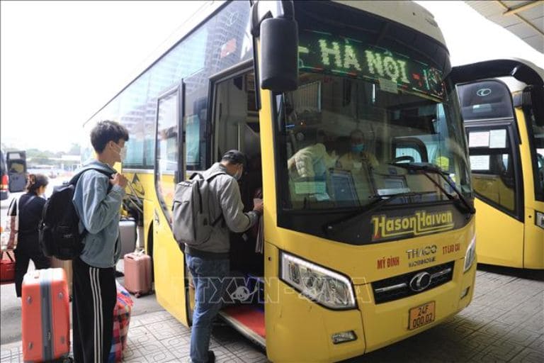 Xe khách là một phương tiện hợp lý để bắt đầu hành trình khám phá từ Thủ đô tới khu mua sắm sầm uất Tân Thanh, Lạng Sơn