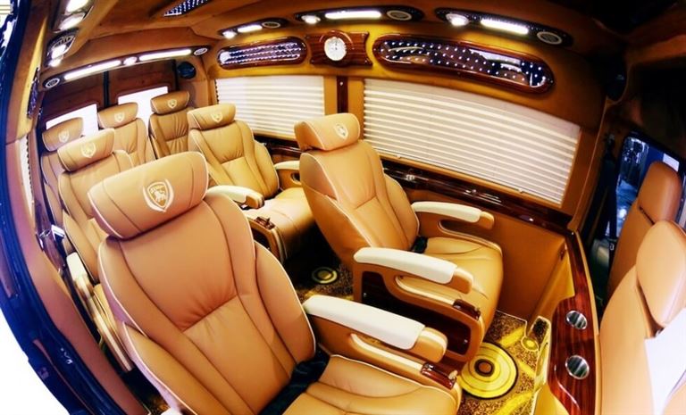 Nội thất của xe Tuấn Hải limousine sang trọng, hiện đại khiến khách hàng không ngớt lời khen ngợi.