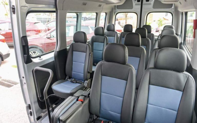 Ghế ngồi tích hợp tính năng trượt ngả tự động, và được trang bị đầy đủ dây đai an toàn trên xe khách Hà Nam 912.