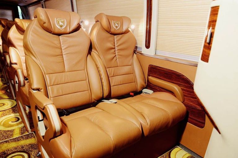 Ghế xe bọc da cao cấp có thể điều chỉnh độ nghiêng sao cho phù hợp với nhu cầu nghỉ ngơi của hành khách