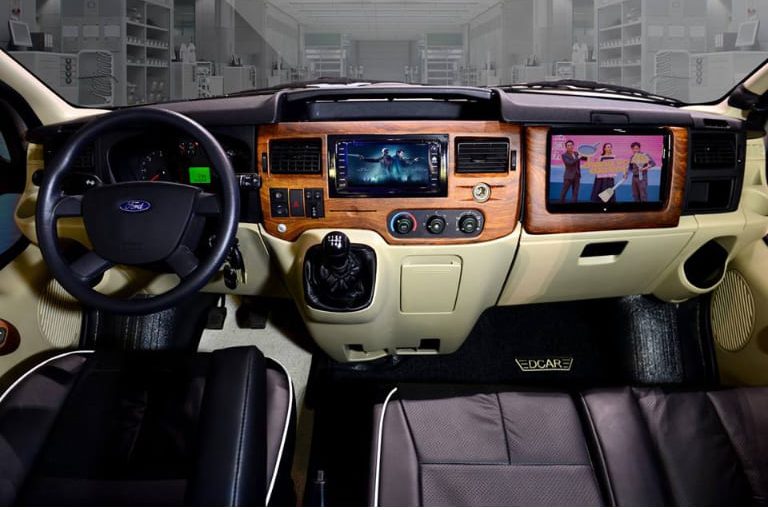 Táp lô ốp gỗ và màn hình tablet 11 inch trong khoang lái của xe limousine