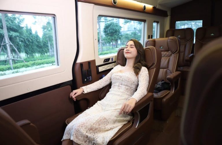 Không gian khoang VIP đầy đủ tiện nghi, cung cấp trải nghiệm thương gia khi đi xe limousine Hà Nội Hải Hậu.