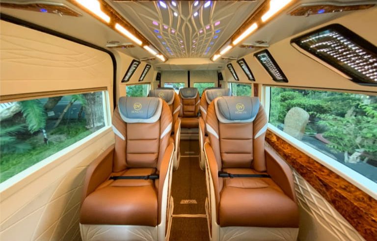 Ghế ngồi bọc da cao cấp, mang đến cho hành khách cảm giác dễ chịu khi nghỉ ngơi trên xe limousine Hà Nội Hải Hậu.