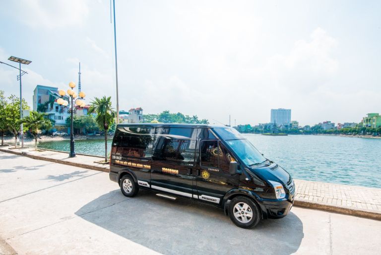 Để di chuyển từ Hà Nội đến Phù Yên và ngược lại, bạn có thể lựa chọn dòng xe limousine để trải nghiệm một không gian hiện đại và sang trọng