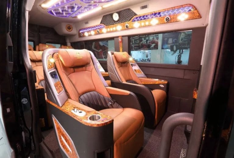 Không gian bên trong xe cực sang trọng, thiết kế mang phong cách châu Âu với hệ thống ghế ngồi hiện đại 
