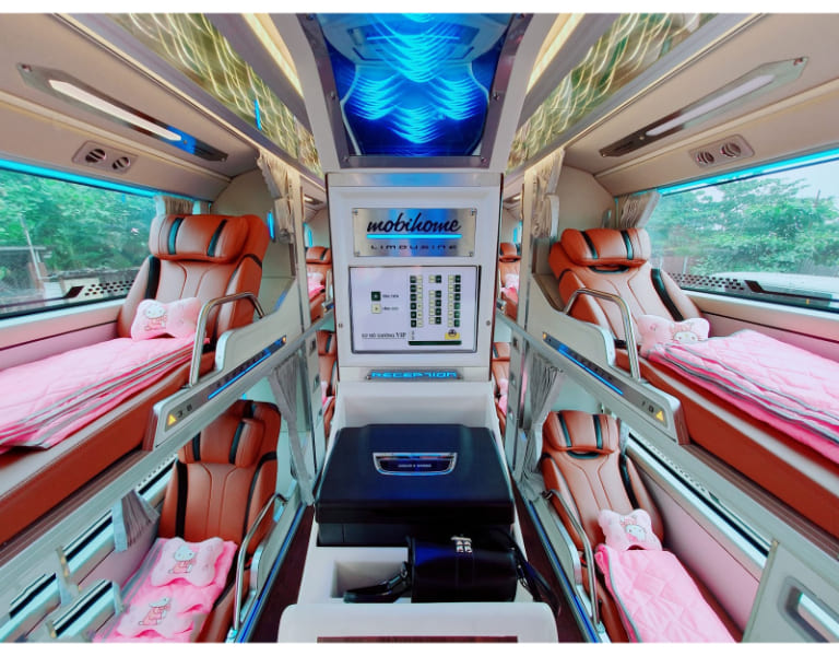 Xe khách 32 giường nằm của Dalat Open được trang bị đầy đủ hệ thống ánh sáng đa màu tạo không gian tinh tế, sang trọng và bắt mắt.