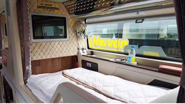 Xe khách Hải Vân sở hữu bị hệ thống giường nằm chất lượng cao với đầy đủ chăn gối, hứa hẹn, mang lại cảm giác êm ái, thoải mái cho khách hàng trong chuyến đi. 